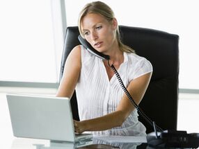 Praca siedząca i trzymanie telefonu - przyczyny osteochondrozy szyjki macicy