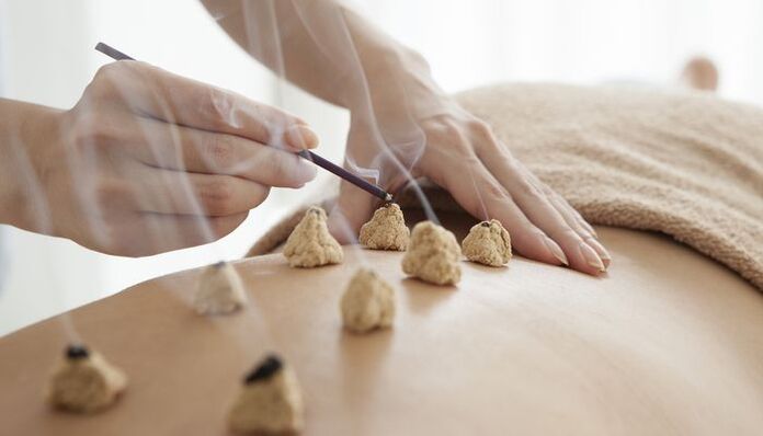 Rozgrzewka bioaktywnych punktów na plecach przy osteochondrozie