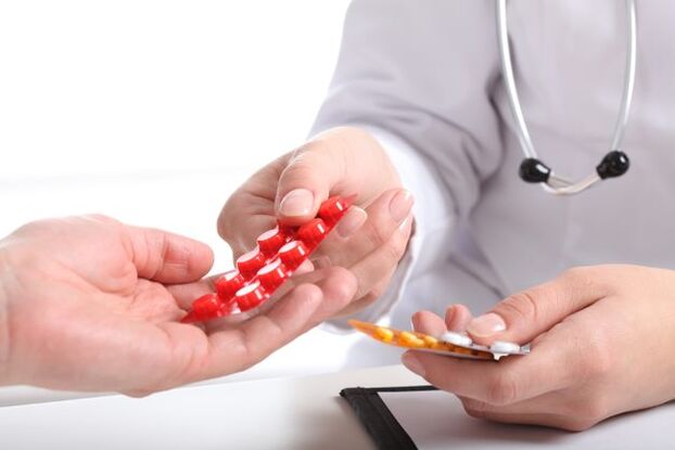 lekarz daje pigułki na leczenie osteochondrozy